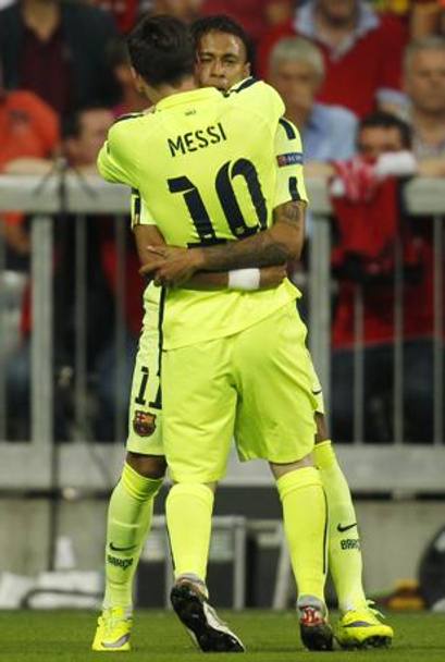 L&#39;abbraccio tra Leo Messi e Neymar. Reuters